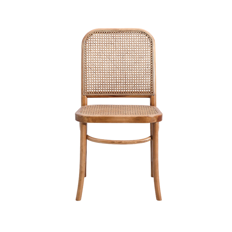 Puinen kudottu rottinkipohjainen tuoli
